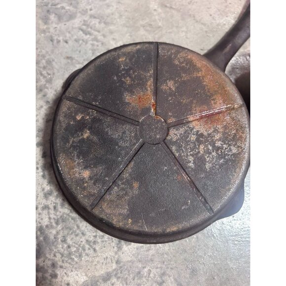Set of Three Cast Iron Skillets Frying Pans Round Shape - Picture 6 of 7